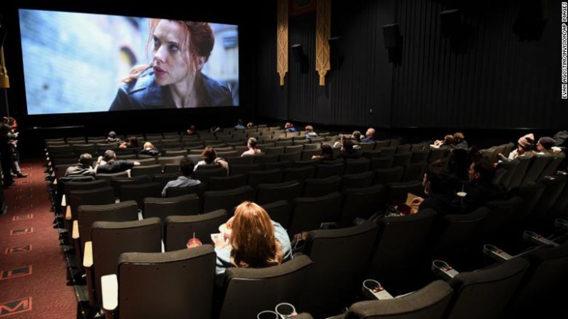 Los cinéfilos se sientan en una disposición de asientos con medidas de distanciamiento en el cine AMC Lincoln Square 13 en el primer día de reapertura de los cines en Nueva York, el 5 de marzo de 2021. Los cines están reabriendo; sin embargo, en mayo de 2021, el empleo en la industria sigue siendo un 63%, o 91.000 puestos de trabajo, por debajo de donde entró en la pandemia.