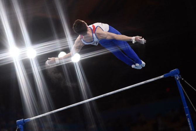 El ruso David Belyavskiy en las barras horizontales durante la competencia de gimnasia artística masculina en los Juegos Olímpicos de Tokio.