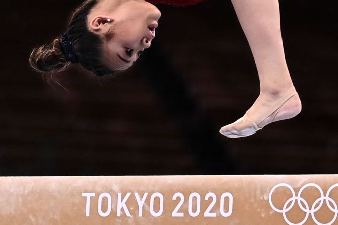 Sunisa Lee, de Estados Unidos, en la competencia de gimnasia artística en los Juegos Olímpicos de Tokio.