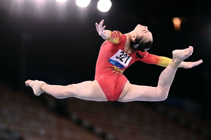 Yufei Lu, de China, durante la competencia de gimnasia artística en los Juegos Olímpicos de Tokio.
