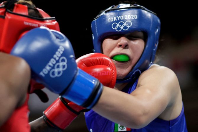 La estadounidense Oshae Lanae Jones (de rojo) y la mexicana Brianda Tamara Cruz Sandoval durante una pelea este martes en los Juegos Olímpicos.