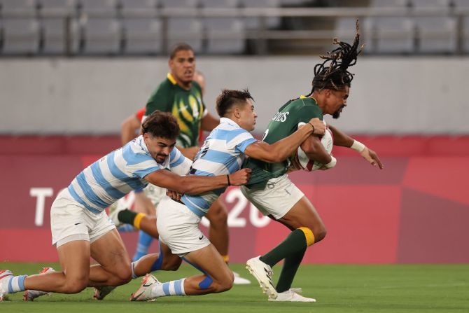 El sudafricano Selvyn Davids recibe un 'tackle' del argentino Marcos Moneta durante el partido de rugby en los Juegos Olímpicos.