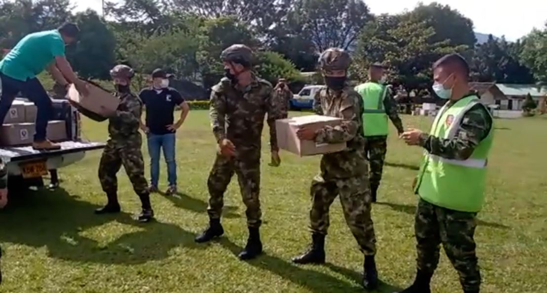 Personal de la Fuerza Aérea Nacional carga ayuda humanitaria en un helicóptero, con destino a Ituango.