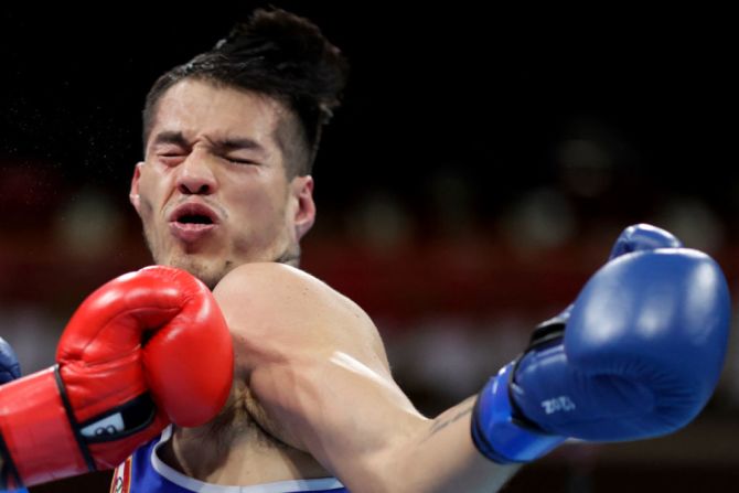 El peruano José María Lucar Jaimes le da un golpe al alemán Ammar Riad Abduljabbar durante una pelea este martes en los Juegos Olímpicos.
