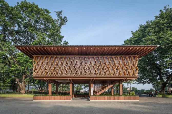 La microbiblioteca Warak Kayu, en la ciudad indonesia de Semarang, es un espacio comunitario multiuso diseñado por el estudio de arquitectura SHAU para promover la lectura y la alfabetización en un barrio de bajos ingresos.