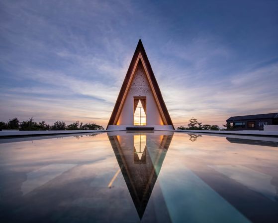 Diseñada por Shanghai United Design Group, esta estructura triangular se asienta en un estanque en la iglesia Dysis de Poly Shallow Sea, en la ciudad costera china de Sanya.