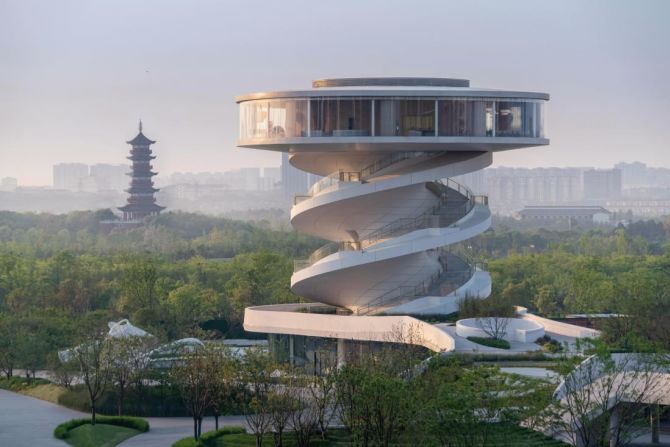 El proyecto Nanchang Waves de Nordic Office of Architecture, en la ciudad china de Nanchang, sirve de centro comunitario y plataforma de observación y presenta un diseño inspirado en la doble hélice.