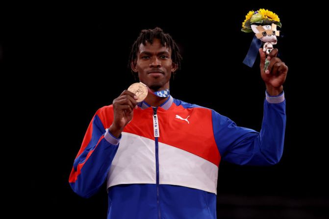 El taekwondista cubano Rafael Yunier Alba Castillo conquistó la medalla de bronce en la categoría de más de 80 kilos en los Juegos de Tokio, sumando la primera presea para el equipo de la isla.