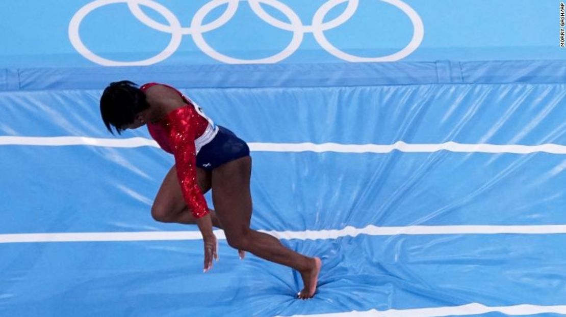 Simone Biles tropieza cuando aterriza durante la final femenina de gimnasia artística en los Juegos Olímpicos de Verano de 2020.