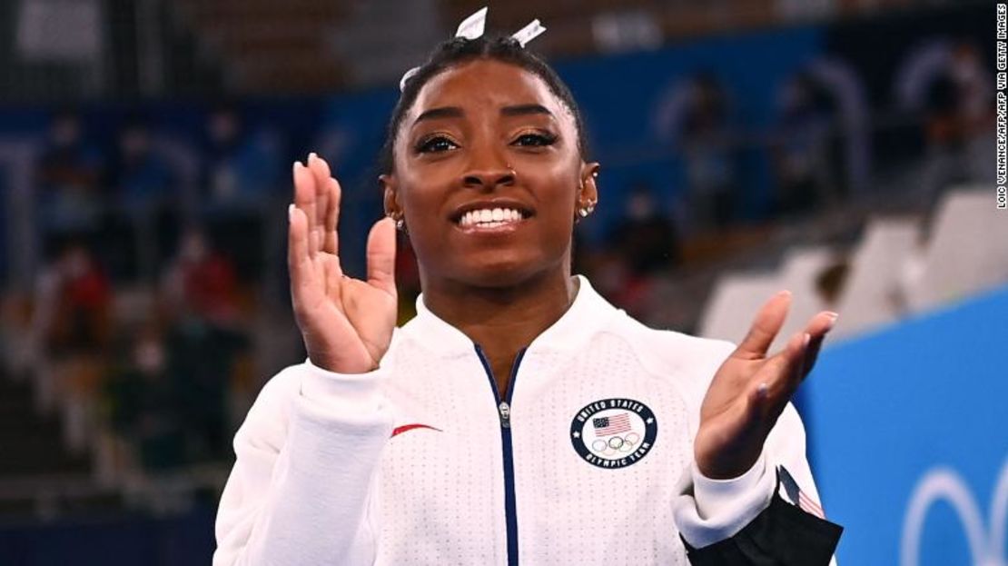 Simone Biles aplaude durante la final del equipo femenino de gimnasia artística durante los Juegos Olímpicos de 2020.