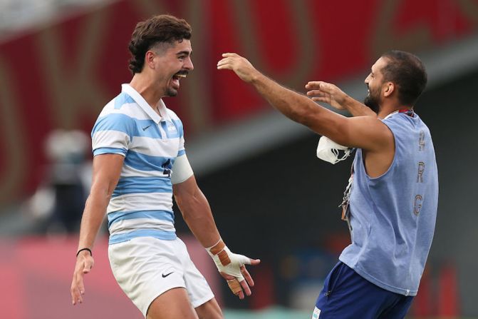 Ignacio Mendy y Gaston Revol celebran el triunfo de Argentina contra Gran Bretaña en rugby, lo que le dio a los argentinos la medalla de bronce, la primera del país en Tokio 2020.