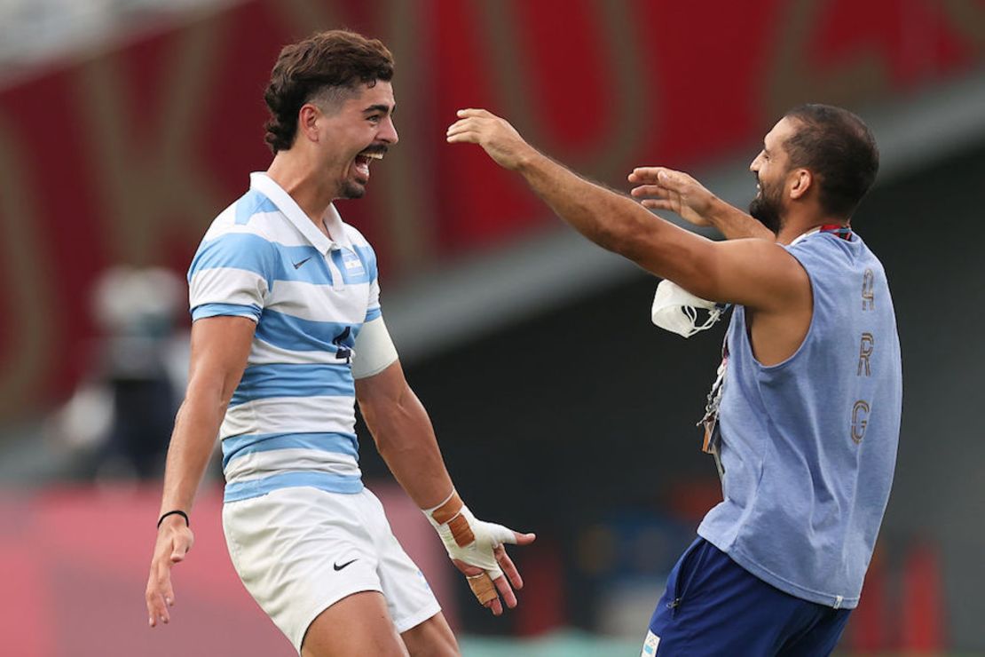 Ignacio Mendy y Gaston Revol celebran el triunfo de Argentina contra Gran Bretaña en rugby, lo que le dio a los argentinos la medalla de bronce, la primera del país en Tokio 2020.