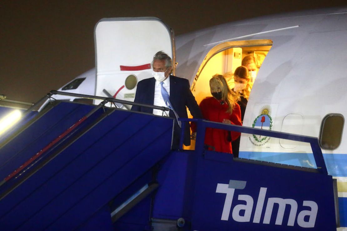 El presidente de Argentina, Alberto Fernández, a su llegada a Perú para la toma de posesión de Pedro Castillo.