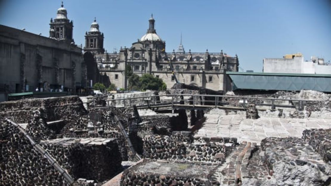 México ha mantenido una política de viajes bastante liberal durante la pandemia. Esta es una vista general del área arqueológica del Templo Mayor, un lugar turístico popular en la Ciudad de México. Ronaldo Schemidt / AFP / Getty Images