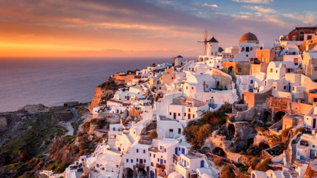 Grecia es un término de búsqueda creciente en Google en el Reino Unido. Y está abierto para personas que quieran visitar lugares en Grecia como Santorini. Shutterstock