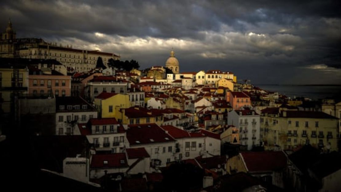 El barrio de Alfama se puede ver en Lisboa. Estados Unidos pasó a Portugal a un aviso de "Nivel 4: No viajar" el lunes. Foto: Patricia de Melo Moreira / AFP a través de Getty Images
