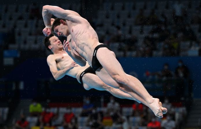 Los alemanes Patrick Hausding y Lars Rudiger en plena competencia de salto sincronizado de trampolín.