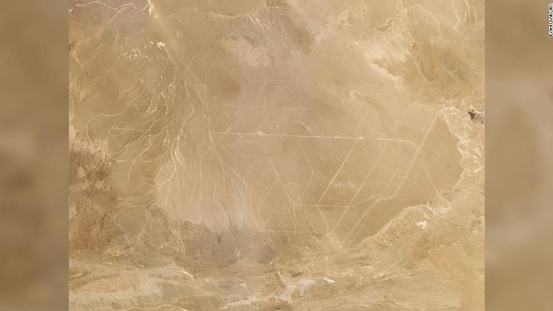 Imagen satelital de una superficie con más de 100 silos de misiles que se estarían construyendo en el desierto de China, según investigadores.