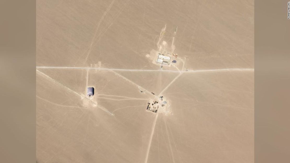 Esta imagen satelital de Planet Labs muestra lo que los investigadores dicen ser silos de misiles en construcción en China.