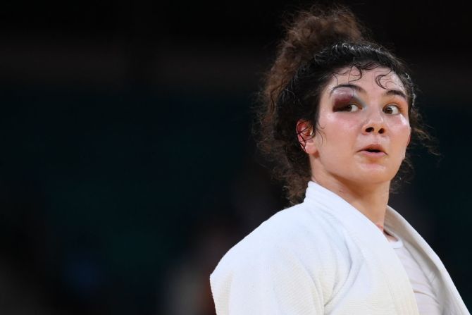 La rusa Madina Taimazova compite contra la japonesa Chizuru Arai en judo durante los Juegos Olímpicos de Tokio.