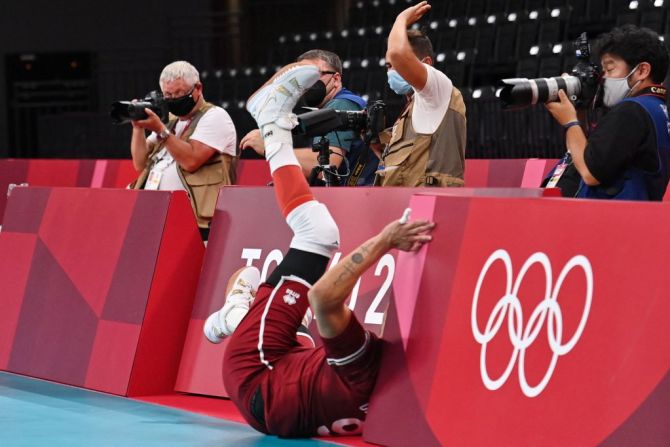 Los fotógrafos reaccionan a la caída del venezolano José Carrasco Angulo durante la competencia de volley en los Juegos Olímpicos.