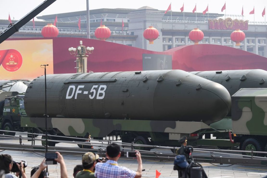 Un misil balístico intercontinental DF-5B durante un desfile en Beijing, China, en 2019.