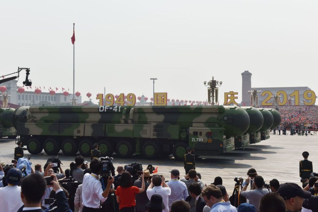 Misiles balísticos intercontinentales (ICBM) DF-41 en un desfile en Beijing en 2019. Como los DF-5B, estos misiles pueden llevar ojivas nucleares.