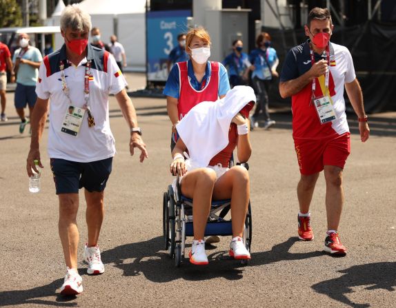 La tenista española Paula Badosa es trasladada en silla de ruedas luego de tener que abandonar el partido contra la checa Marketa Vondrousov en los Juegos Olímpicos de Tokio.