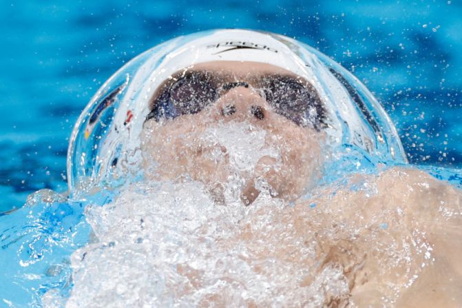 La nadadora rusa Evgeny Rylov en plena competencia en los Juegos Olímpicos de Tokio.