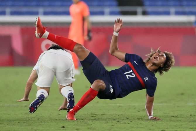 La caída del mediocampista francés Alexis Beka Beka durante el partido contra Japón en los Juegos Olímpicos de Tokio.
