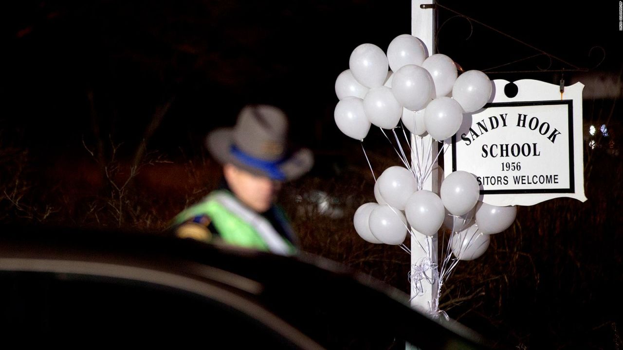 CNNE 1039672 - ofrecen compensar a familias de victimas de sandy hook