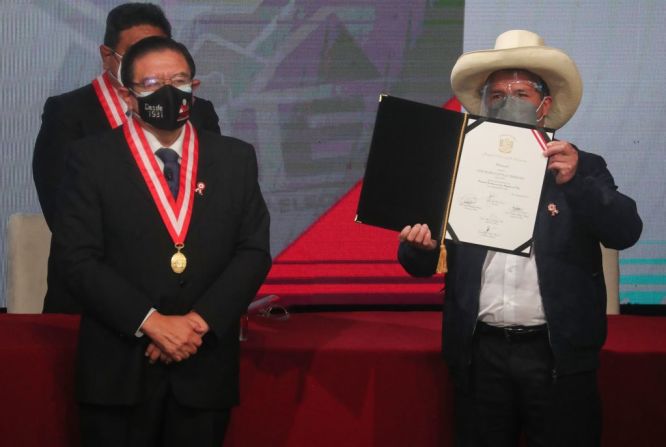 Castillo, un candidato de izquierda, es el quinto presidente de Perú en menos de cinco años. Fue declarado ganador de una ajustada elección la semana pasada después de que el Jurado Nacional de Elecciones desestimó las apelaciones de su oponente Keiko Fujimori. 44.263 votos fue la diferencia.