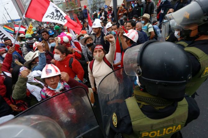 Manifestantes a favor de Castillo se reunieron alrededor del Congreso para apoyar al presidente electo. La demora sin precedentes entre la segunda vuelta de las elecciones de junio y la declaración oficial de la semana pasada se debió a que el JNE estaba obligado a investigar las acusaciones de Fujimori.