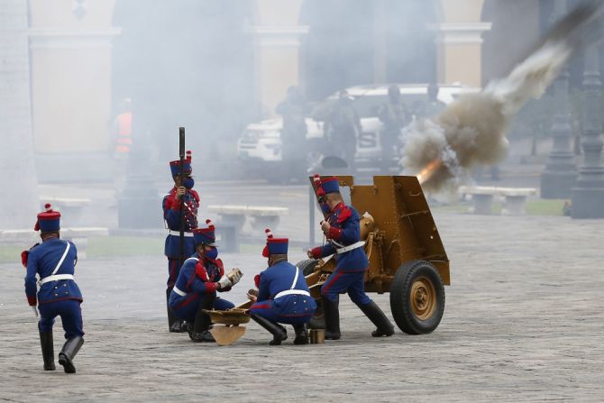 Guardias hacen disparos de cañones como parte de los 21 disparos para celebrar el Día de la Independencia en Lima.