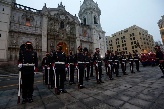 Guardias ceremoniales se preparar para el Te Deum y la posesión presidencial el 28 de julio en Lima. Los peruanos también celebran los 200 años de la Independencia de su país.