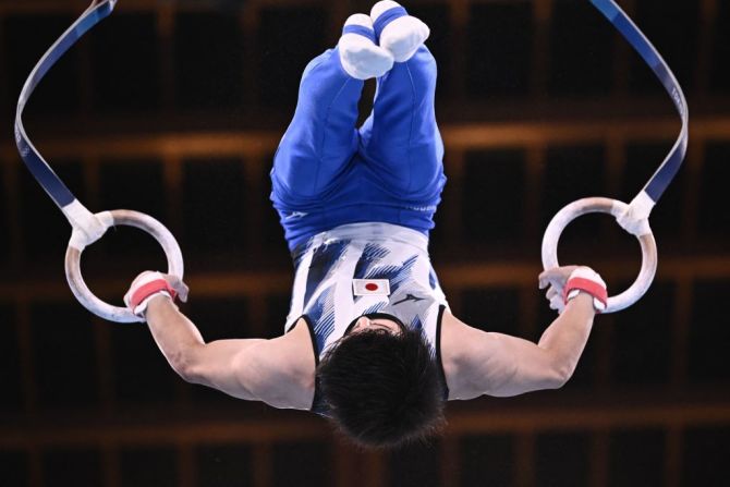 El japonés Daiki Hashimoto en una prueba de gimnasia artística masculina en los Juegos Olímpicos de Tokio.