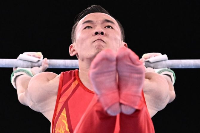Wei Sun, de China, compite en las barras horizontales en los Juegos Olímpicos de Tokio 2020.