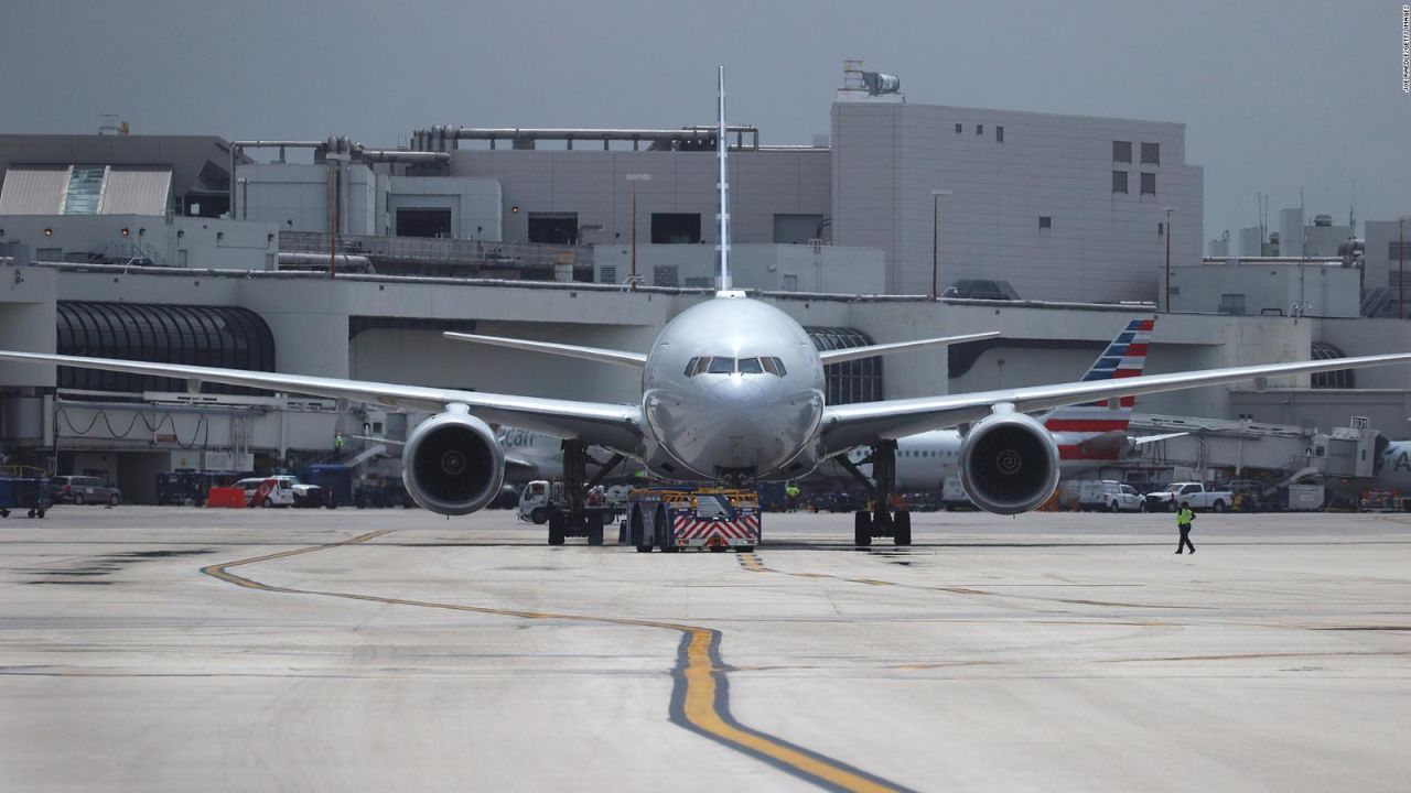 CNNE 1039779 - escasea combustible en algunos aeropuertos de ee-uu-