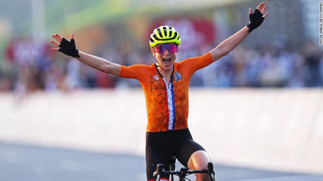 van Vleuten celebra al cruzar la línea de meta de la carrera en ruta femenina y obtener la medalla de plata.