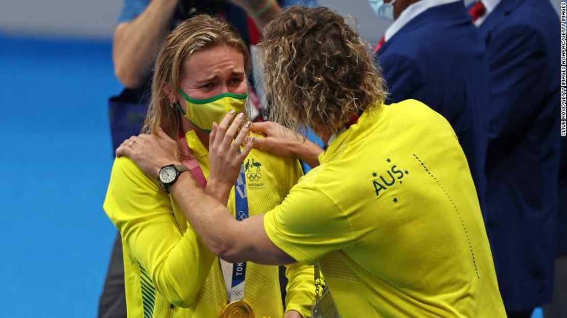 La reacción de Titmus con su entrenador Dean Boxall tras ganar la medalla de oro en los 200 metros libres femeninos.