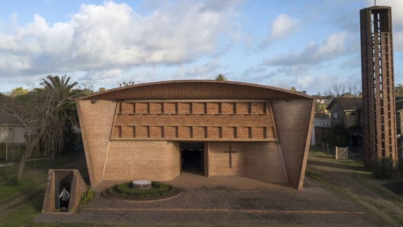 La obra del ingeniero Eladio Dieste: Iglesia de Atlántida, Uruguay: Inaugurada en 1960, esta iglesia modernista de Estación Atlántida, Uruguay, es conocida por mezclar influencias arquitectónicas.