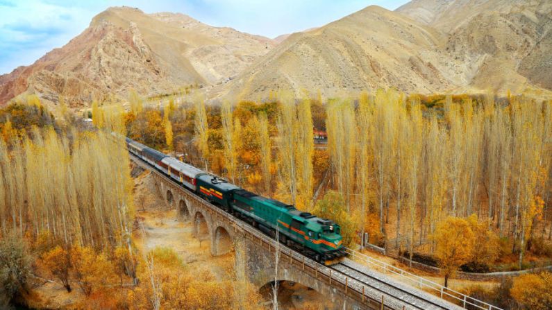 El ferrocarril transiraní, Irán: También está en la lista esta hazaña de la ingeniería: un ferrocarril de 1300 km de longitud que atraviesa dos cadenas montañosas.