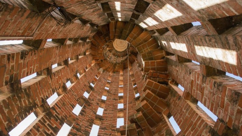 Obra del ingeniero Eladio Dieste: Iglesia de Atlántida, Uruguay. Esta es una vista interior del llamativo campanario.