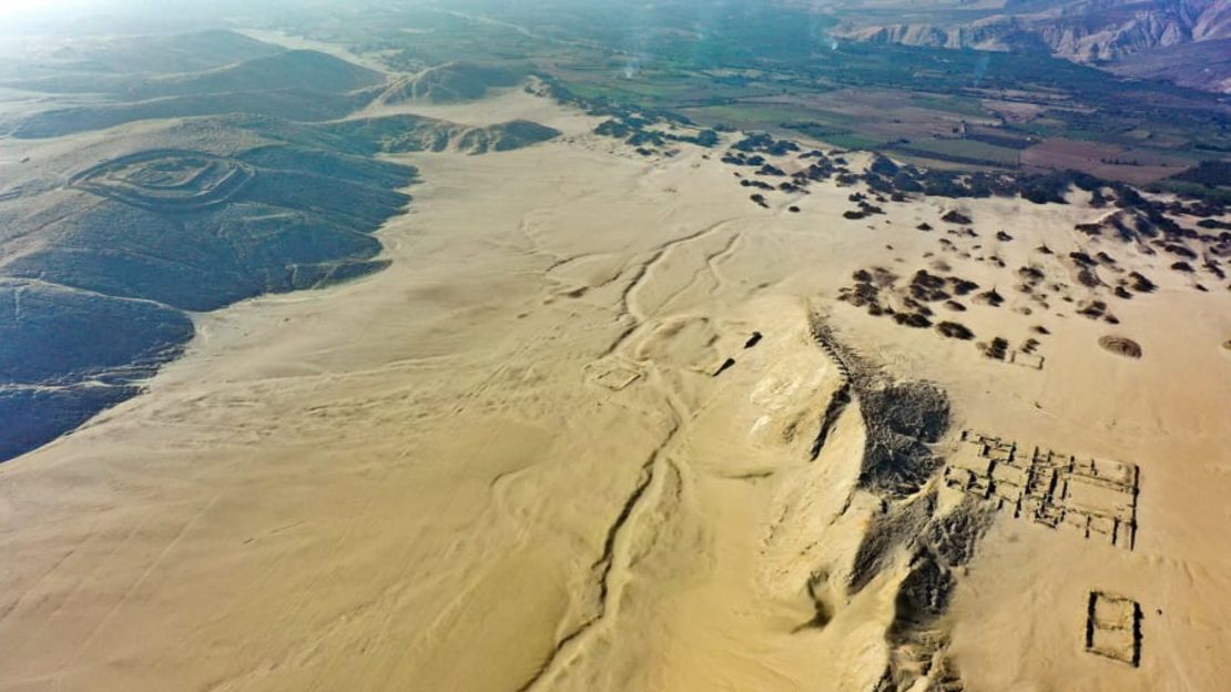 Complejo arqueoastronómico de Chankillo, Perú: El sitio, visto aquí desde arriba, comprende varios elementos, entre ellos 13 torres.Créditos: Janine Costa/AFP/AFP Getty Images