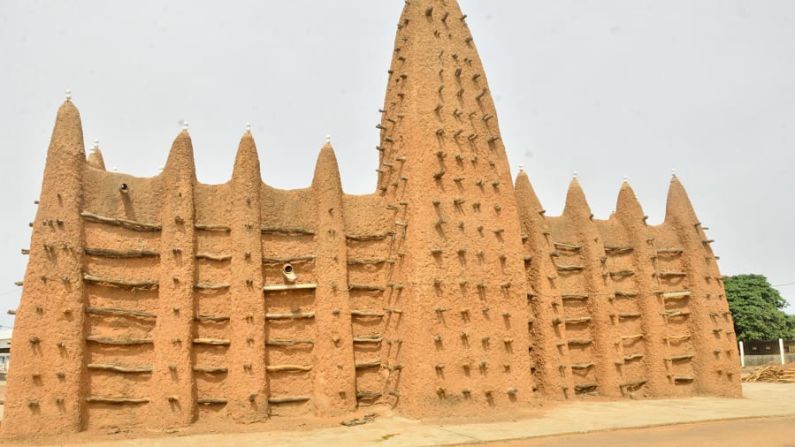 Mezquitas de estilo sudanés, Costa de Marfil: Estas ocho pequeñas mezquitas de adobe son otra nueva incorporación a la lista de la Unesco.