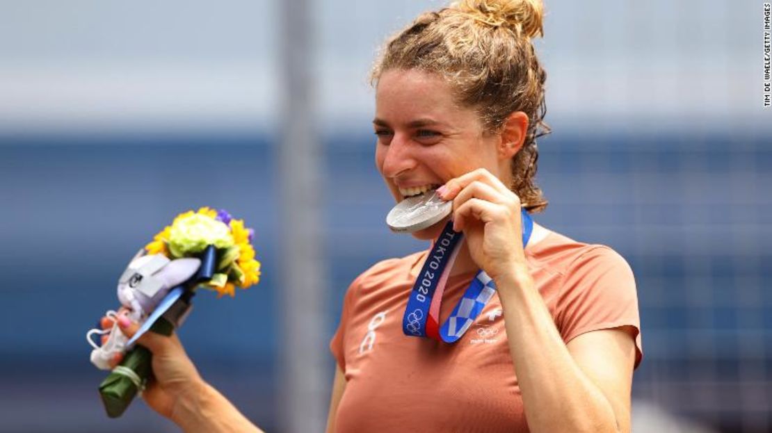 La ciclista suiza Marlen Reusser posa para una fotografía y muerde su medalla de plata tras la contrarreloj individual femenina.