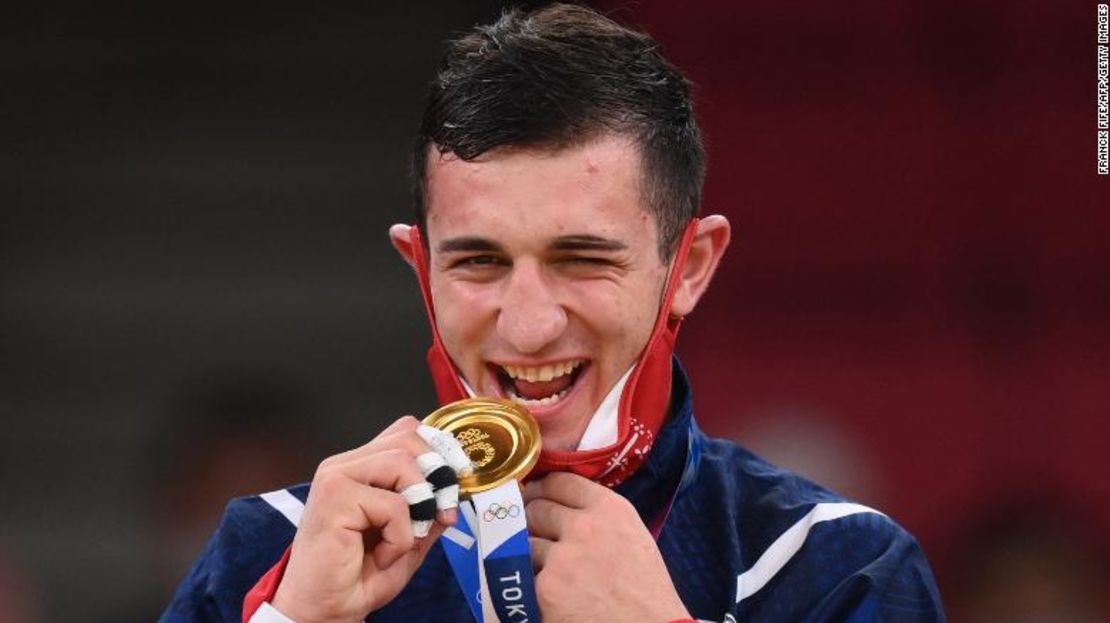 El medallista de oro Lasha Bekauri de Georgia mordisqueando su premio durante la ceremonia de entrega de medallas para el concurso masculino de judo de -90 kg.