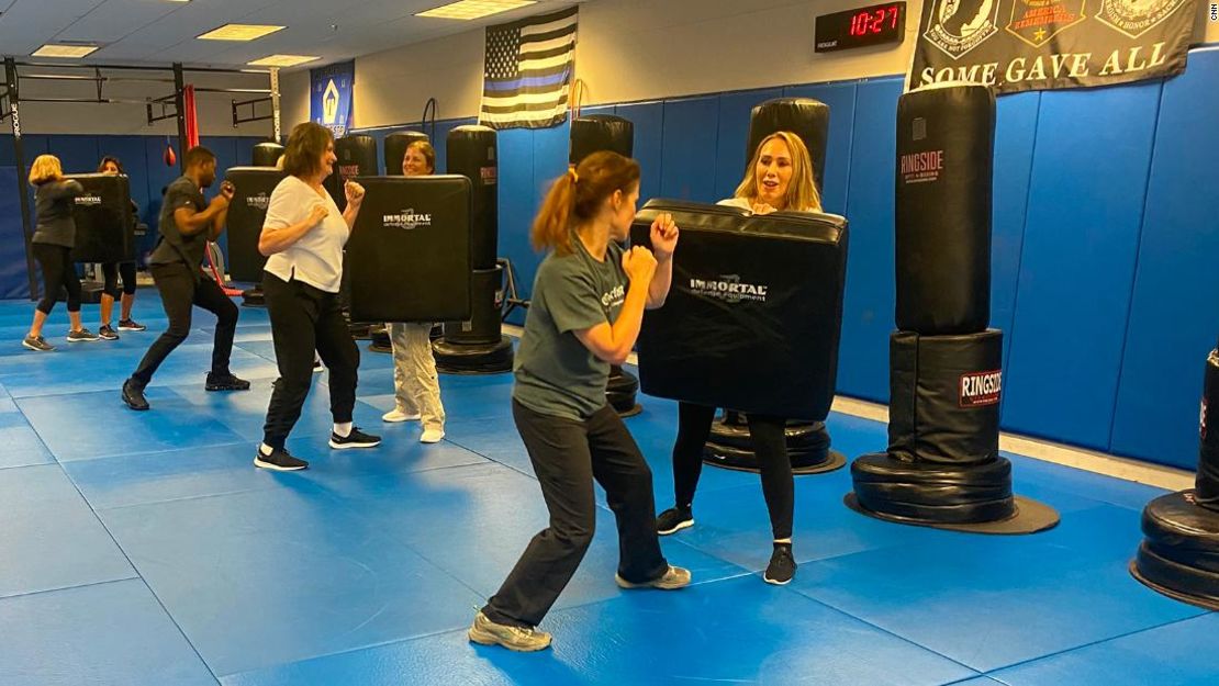 Auxiliares de vuelo entrenan en un gimnasio en Florida. CNN