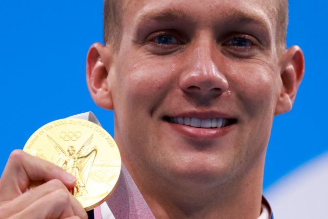 El nadador estadounidense Caeleb Dressel posa con su medalla de oro en los Juegos Olímpicos de Tokio.