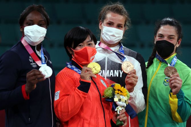 La brasileña Mayra Aguiar celebra su medalla de bronce junto a la alemana Anna-Maria Wagner, la francesa Madeleine Malonga, que obtuvo la de plata y la japonesa Shori Hamada, que ganó la de oro en la competencia de judo en los Juegos Olímpicos de Tokio.